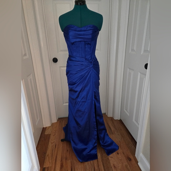 Dresses & Skirts - Elegant Blue Strapless Evening Gown